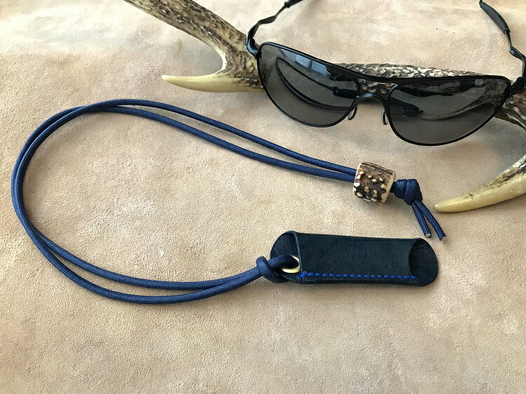 鹿革のホルダー【紺】眼鏡かけ ペンホルダー メガメチェーン ストラップ 革小物 革製品 レザー ハンドメイド レザークラフト アクセサリー お洒落 おしゃれ ファッション 小物 植物性タンニン ギフト 鞣し 高知県 高知 土佐清水 故郷納税【R00447】