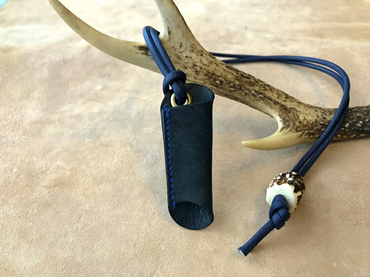 【ふるさと納税】鹿革のホルダー【紺】眼鏡かけ ペンホルダー メガメチェーン ストラップ 革小物 革製品 レザー ハンドメイド レザークラフト アクセサリー お洒落 おしゃれ ファッション 小物 植物性タンニン ギフト 鞣し 高知県 高知 土佐清水 故郷納税【R00447】 サムネイル2