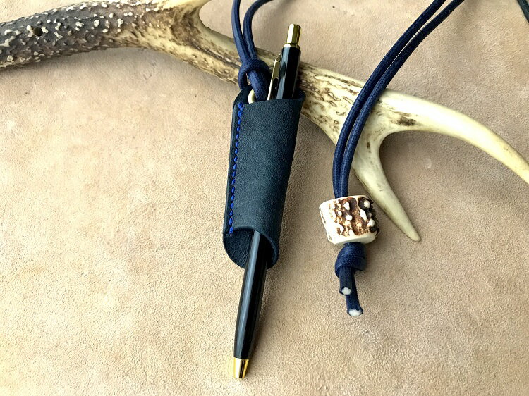 【ふるさと納税】鹿革のホルダー【紺】眼鏡かけ ペンホルダー メガメチェーン ストラップ 革小物 革製品 レザー ハンドメイド レザークラフト アクセサリー お洒落 おしゃれ ファッション 小物 植物性タンニン ギフト 鞣し 高知県 高知 土佐清水 故郷納税【R00447】 サムネイル3