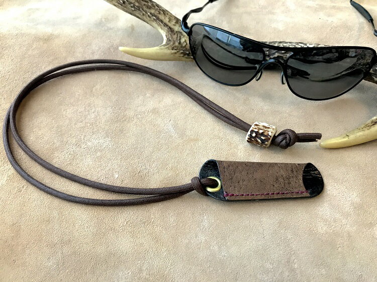 鹿革のホルダー【焦茶】眼鏡かけ ペンホルダー メガメチェーン ストラップ 革小物 革製品 レザー ハンドメイド レザークラフト アクセサリー お洒落 おしゃれ ファッション 小物 植物性タンニン ギフト 鞣し 高知県 高知 土佐清水 故郷納税【R00448】