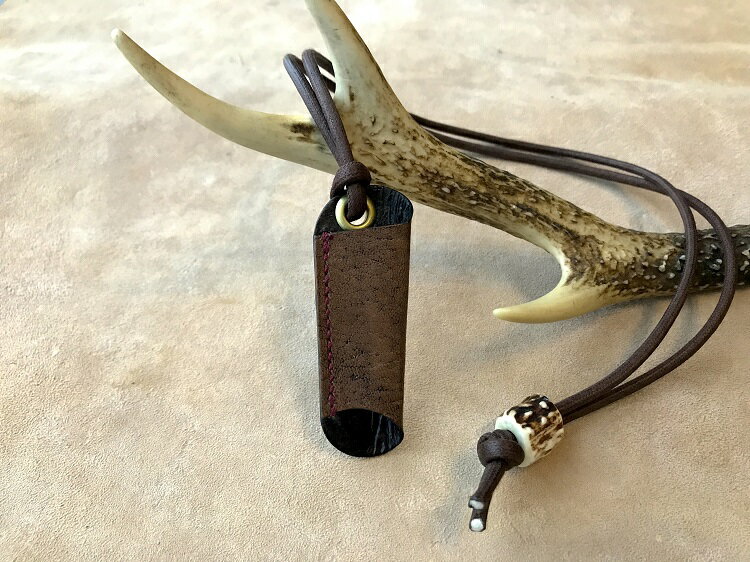 【ふるさと納税】鹿革のホルダー【焦茶】眼鏡かけ ペンホルダー メガメチェーン ストラップ 革小物 革製品 レザー ハンドメイド レザークラフト アクセサリー お洒落 おしゃれ ファッション 小物 植物性タンニン ギフト 鞣し 高知県 高知 土佐清水 故郷納税【R00448】 サムネイル2