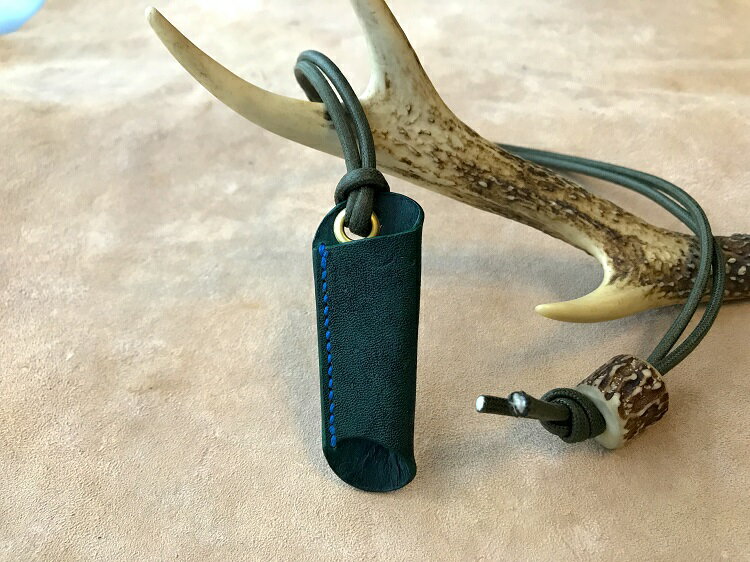 【ふるさと納税】鹿革のホルダー【深緑】眼鏡かけ ペンホルダー メガメチェーン ストラップ 革小物 革製品 レザー ハンドメイド レザークラフト アクセサリー お洒落 おしゃれ ファッション 小物 植物性タンニン ギフト 鞣し 高知県 高知 土佐清水 故郷納税【R00449】 サムネイル2