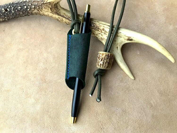 【ふるさと納税】鹿革のホルダー【深緑】眼鏡かけ ペンホルダー メガメチェーン ストラップ 革小物 革製品 レザー ハンドメイド レザークラフト アクセサリー お洒落 おしゃれ ファッション 小物 植物性タンニン ギフト 鞣し 高知県 高知 土佐清水 故郷納税【R00449】 サムネイル3