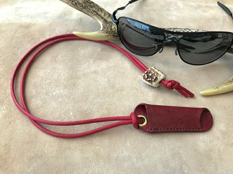 鹿革のホルダー【赤】眼鏡かけ ペンホルダー メガメチェーン ストラップ 革小物 革製品 レザー ハンドメイド レザークラフト アクセサリー お洒落 おしゃれ ファッション 小物 植物性タンニン ギフト 鞣し 高知県 高知 土佐清水 故郷納税【R00450】