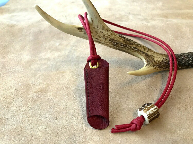 【ふるさと納税】鹿革のホルダー【赤】眼鏡かけ ペンホルダー メガメチェーン ストラップ 革小物 革製品 レザー ハンドメイド レザークラフト アクセサリー お洒落 おしゃれ ファッション 小物 植物性タンニン ギフト 鞣し 高知県 高知 土佐清水 故郷納税【R00450】 サムネイル2