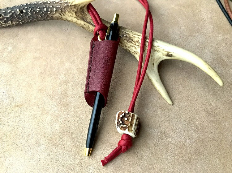 【ふるさと納税】鹿革のホルダー【赤】眼鏡かけ ペンホルダー メガメチェーン ストラップ 革小物 革製品 レザー ハンドメイド レザークラフト アクセサリー お洒落 おしゃれ ファッション 小物 植物性タンニン ギフト 鞣し 高知県 高知 土佐清水 故郷納税【R00450】 サムネイル3