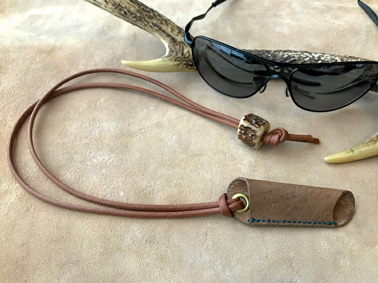 鹿革のホルダー【茶・無染色】眼鏡かけ ペンホルダー メガメチェーン ストラップ 革小物 革製品 レザー ハンドメイド レザークラフト アクセサリー ファッション 小物 お洒落 お洒落 植物性タンニン 鞣し 高知県 高知 土佐清水 故郷納税【R00451】