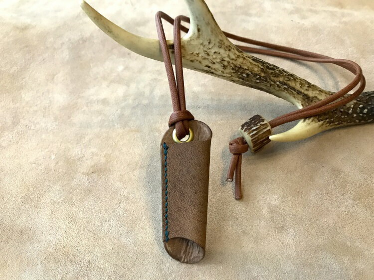 【ふるさと納税】鹿革のホルダー【茶・無染色】眼鏡かけ ペンホルダー メガメチェーン ストラップ 革小物 革製品 レザー ハンドメイド レザークラフト アクセサリー ファッション 小物 お洒落 お洒落 植物性タンニン 鞣し 高知県 高知 土佐清水 故郷納税【R00451】 サムネイル2