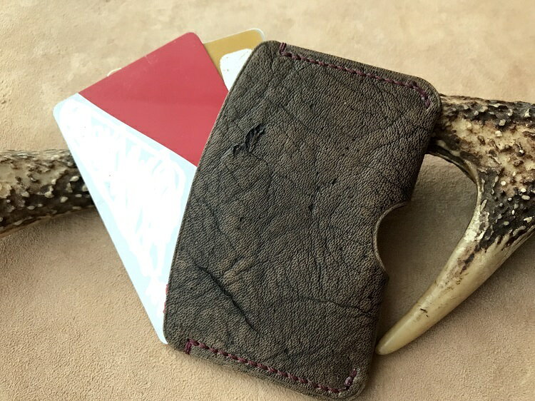 鹿革のカードケース -焦茶-（シンプル小さめ）革小物 革製品 レザー ハンドメイド レザークラフト ブラウン お洒落 おしゃれ 小物 定期入れ 免許証 ケース ギフト 植物性タンニン 鞣し 高知県 高知 土佐清水 故郷納税 ふるさとのうぜい 返礼品【R00589】