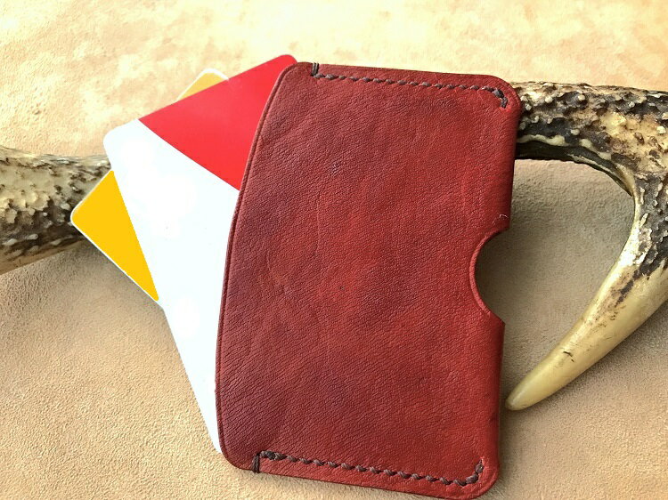 鹿革のカードケース -赤-（シンプル小さめ）革小物 革製品 レザー ハンドメイド レザークラフト レッド お洒落 おしゃれ 小物 定期入れ 免許証 ケース ギフト 植物性タンニン 鞣し 高知県 高知 土佐清水 故郷納税 ふるさとのうぜい 返礼品【R00591】