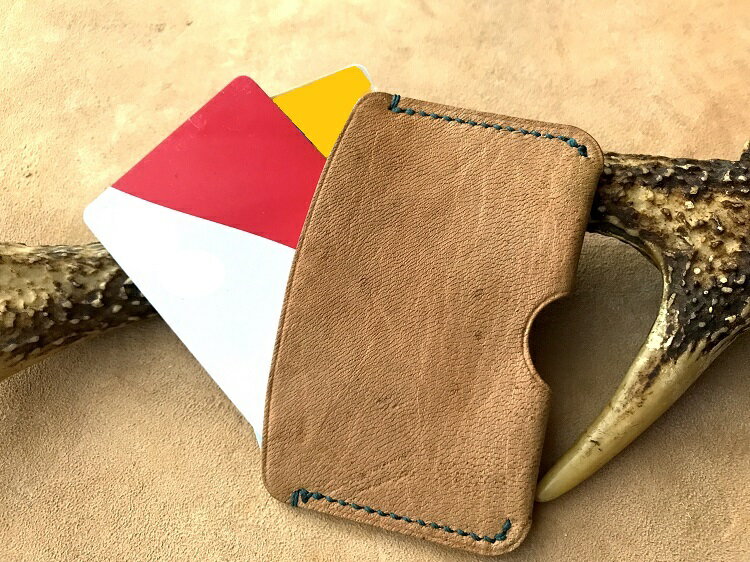 鹿革のカードケース -茶・無染色-（シンプル小さめ）革小物 革製品 レザー ハンドメイド ブラウン レザークラフト お洒落 おしゃれ 小物 定期入れ パスケース 免許証 ケース ギフト 高知県 高知 土佐清水 故郷納税 ふるさとのうぜい 返礼品【R00592】