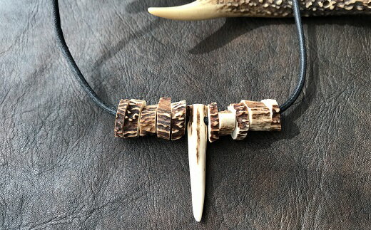 鹿角の不揃いビーズネックレス【オリーブ】鹿 シカ ペンダント アクセサリー エスニック 小物 ハンドメイド 手作り エキゾチック 民族風 奇抜 派手 おしゃれ お洒落 ファッション 狩猟 高知県 高知 土佐清水 故郷納税 ふるさとのうぜい 返礼品【R00264】