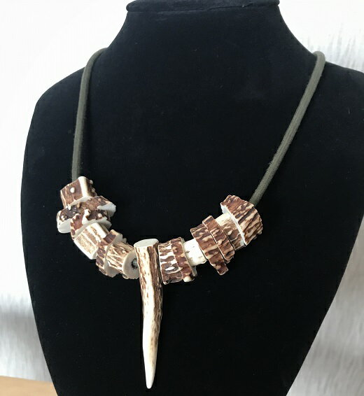 【ふるさと納税】鹿角の不揃いビーズネックレス【オリーブ】鹿 シカ ペンダント アクセサリー エスニック 小物 ハンドメイド 手作り エキゾチック 民族風 奇抜 派手 おしゃれ お洒落 ファッション 狩猟 高知県 高知 土佐清水 故郷納税 ふるさとのうぜい 返礼品【R00264】 サムネイル2