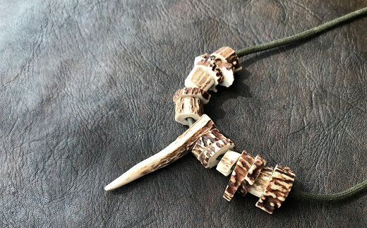 【ふるさと納税】鹿角の不揃いビーズネックレス【オリーブ】鹿 シカ ペンダント アクセサリー エスニック 小物 ハンドメイド 手作り エキゾチック 民族風 奇抜 派手 おしゃれ お洒落 ファッション 狩猟 高知県 高知 土佐清水 故郷納税 ふるさとのうぜい 返礼品【R00264】 サムネイル3