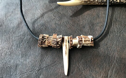 鹿角の不揃いビーズネックレス【黒】鹿 シカ ペンダント アクセサリー エスニック 小物 ハンドメイド 手作り エキゾチック 民族風 奇抜 派手 おしゃれ お洒落 ファッション 狩猟 軽い 高知県 高知 土佐清水 故郷納税 ふるさとのうぜい 返礼品【R00265】