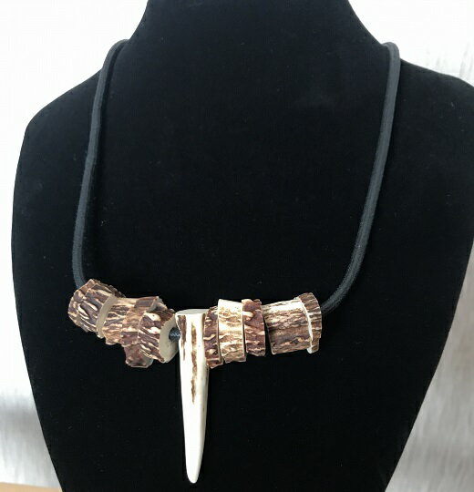 【ふるさと納税】鹿角の不揃いビーズネックレス【黒】鹿 シカ ペンダント アクセサリー エスニック 小物 ハンドメイド 手作り エキゾチック 民族風 奇抜 派手 おしゃれ お洒落 ファッション 狩猟 軽い 高知県 高知 土佐清水 故郷納税 ふるさとのうぜい 返礼品【R00265】 サムネイル2