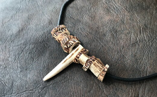 【ふるさと納税】鹿角の不揃いビーズネックレス【黒】鹿 シカ ペンダント アクセサリー エスニック 小物 ハンドメイド 手作り エキゾチック 民族風 奇抜 派手 おしゃれ お洒落 ファッション 狩猟 軽い 高知県 高知 土佐清水 故郷納税 ふるさとのうぜい 返礼品【R00265】 サムネイル3