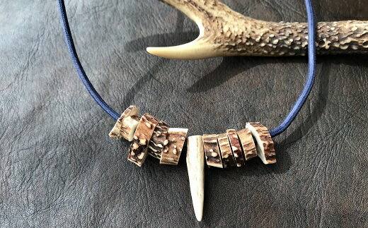 鹿角の不揃いビーズネックレス【紺】鹿 シカ ペンダント アクセサリー エスニック 小物 ハンドメイド 手作り エキゾチック 民族風 奇抜 派手 おしゃれ お洒落 ファッション 狩猟 軽い 高知県 高知 土佐清水 故郷納税 ふるさとのうぜい 返礼品【R00266】