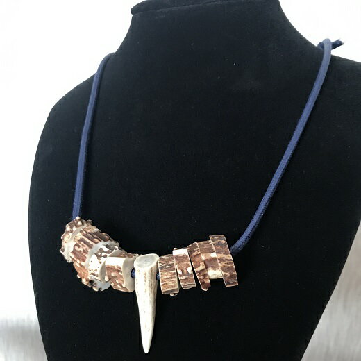 【ふるさと納税】鹿角の不揃いビーズネックレス【紺】鹿 シカ ペンダント アクセサリー エスニック 小物 ハンドメイド 手作り エキゾチック 民族風 奇抜 派手 おしゃれ お洒落 ファッション 狩猟 軽い 高知県 高知 土佐清水 故郷納税 ふるさとのうぜい 返礼品【R00266】 サムネイル2