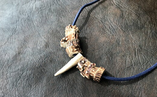 【ふるさと納税】鹿角の不揃いビーズネックレス【紺】鹿 シカ ペンダント アクセサリー エスニック 小物 ハンドメイド 手作り エキゾチック 民族風 奇抜 派手 おしゃれ お洒落 ファッション 狩猟 軽い 高知県 高知 土佐清水 故郷納税 ふるさとのうぜい 返礼品【R00266】 サムネイル3