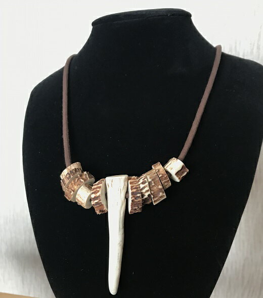 【ふるさと納税】鹿角の不揃いビーズネックレス【焦茶】鹿 シカ ペンダント アクセサリー エスニック 小物 ハンドメイド 手作り エキゾチック 民族風 奇抜 派手 おしゃれ お洒落 ファッション 狩猟 軽い 高知県 高知 土佐清水 故郷納税 ふるさとのうぜい 返礼品【R00267】 サムネイル2