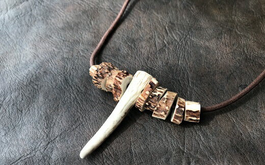 【ふるさと納税】鹿角の不揃いビーズネックレス【焦茶】鹿 シカ ペンダント アクセサリー エスニック 小物 ハンドメイド 手作り エキゾチック 民族風 奇抜 派手 おしゃれ お洒落 ファッション 狩猟 軽い 高知県 高知 土佐清水 故郷納税 ふるさとのうぜい 返礼品【R00267】 サムネイル3