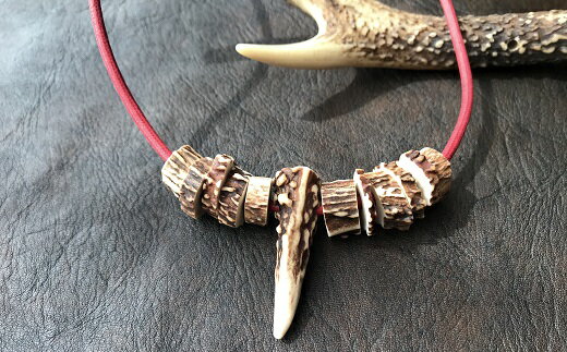鹿角の不揃いビーズネックレス【赤】鹿 シカ ペンダント アクセサリー エスニック 小物 ハンドメイド 手作り エキゾチック 民族風 奇抜 派手 おしゃれ お洒落 ファッション 狩猟 軽い 高知県 高知 土佐清水 故郷納税 ふるさとのうぜい 返礼品【R00268】