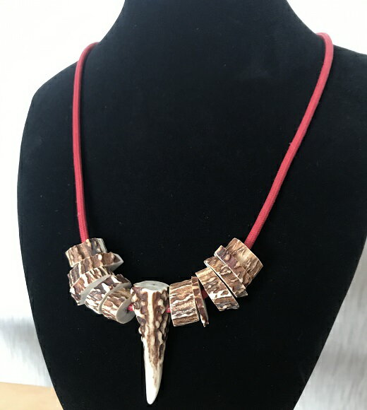 【ふるさと納税】鹿角の不揃いビーズネックレス【赤】鹿 シカ ペンダント アクセサリー エスニック 小物 ハンドメイド 手作り エキゾチック 民族風 奇抜 派手 おしゃれ お洒落 ファッション 狩猟 軽い 高知県 高知 土佐清水 故郷納税 ふるさとのうぜい 返礼品【R00268】 サムネイル2