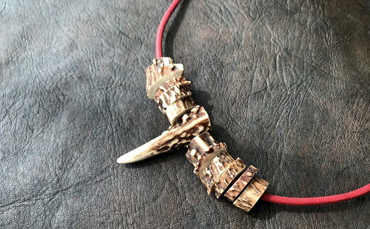 【ふるさと納税】鹿角の不揃いビーズネックレス【赤】鹿 シカ ペンダント アクセサリー エスニック 小物 ハンドメイド 手作り エキゾチック 民族風 奇抜 派手 おしゃれ お洒落 ファッション 狩猟 軽い 高知県 高知 土佐清水 故郷納税 ふるさとのうぜい 返礼品【R00268】 サムネイル3