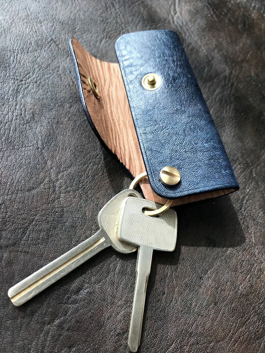 鹿革のキーケース（スピーディー振り出し式）【紺】鍵ケース 革小物 革製品 レザー ハンドメイド レザークラフト キーリング アクセサリー お洒落 金属 植物性タンニン ギフト 25000円 高知県 高知 土佐清水 故郷納税 ふるさとのうぜい 返礼品【R00553】