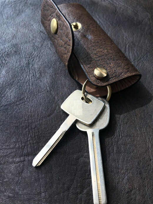 鹿革のキーケース（スピーディー振り出し式）【焦茶】鍵ケース 革小物 革製品 レザー ハンドメイド レザークラフト キーリング アクセサリー お洒落 金属 植物性タンニン ギフト 25000円 高知県 高知 土佐清水 故郷納税 ふるさとのうぜい 返礼品【R00554】