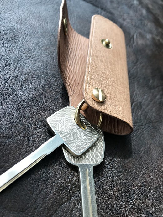 鹿革のキーケース（スピーディー振り出し式）【無染色】鍵ケース 革小物 革製品 レザー ハンドメイド レザークラフト キーリング アクセサリー お洒落 植物性タンニン ギフト 25000円 高知県 高知 土佐清水 故郷納税 ふるさとのうぜい 返礼品【R00557】