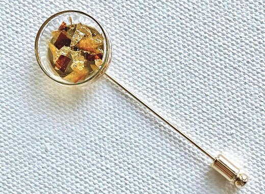 【ふるさと納税】ピンブローチ（ラメ風宗田節入りのレジンアクセサリー）ハンドメイド作品 シンプル スーツ スカーフ カジュアル かわいい 結婚式 アクセント お洒落 オリジナル キラキラ ゴールド かつお節 高知県 高知 土佐清水 ふるさとのうぜい 故郷納税【R00427】 サムネイル2