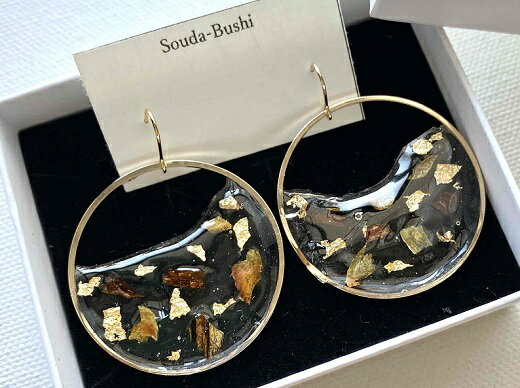 波型フープピアス（ラメ風宗田節入りのレジンアクセサリー）ハンドメイド作品 レジン ピアス カジュアル かわいい アクセント おしゃれ かつお節 ソウダブシ 個性的 オリジナル 合金メッキ レジン 小物 高知県 高知 土佐清水 故郷納税 【R00499】