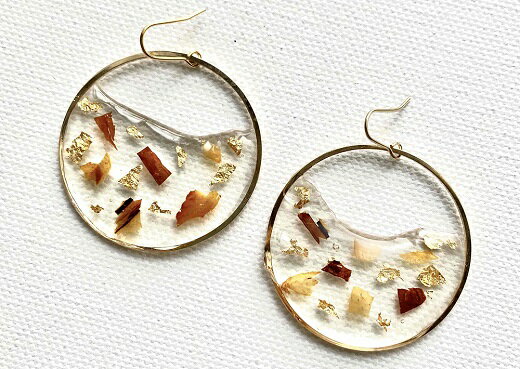 【ふるさと納税】波型フープピアス（ラメ風宗田節入りのレジンアクセサリー）ハンドメイド作品 レジン ピアス カジュアル かわいい アクセント おしゃれ かつお節 ソウダブシ 個性的 オリジナル 合金メッキ レジン 小物 高知県 高知 土佐清水 故郷納税 【R00499】 サムネイル2