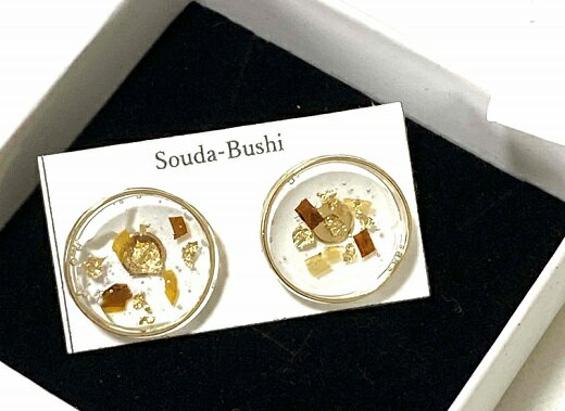 ピアス（ラメ風宗田節入りのレジンアクセサリー）(スタッドタイプ)ハンドメイド作品 カジュアル かわいい アクセント おしゃれ ゴールド ウエディング かつお節 個性的 オリジナル クリア 高知県 高知 土佐清水 ふるさとのうぜい 故郷納税【R00514】