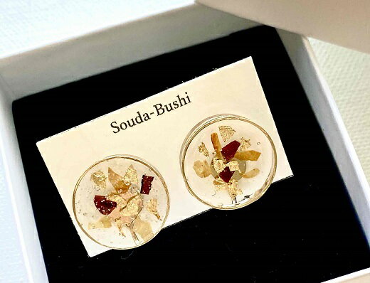 イヤリング（ラメ風宗田節入りのレジンアクセサリー）(スタッドタイプ)ハンドメイド作品 ゴールド カジュアル かわいい アクセント おしゃれ かつお節 個性的 オリジナル 結婚式 キラキラ 高知県 高知 土佐清水 ふるさとのうぜい 故郷納税【R00515】