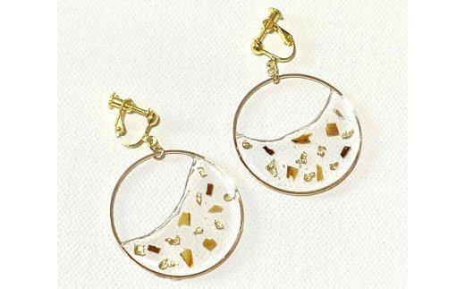 【ふるさと納税】波型フープイヤリング（ラメ風宗田節入りのレジンアクセサリー）ハンドメイド作品 レジン イヤリング カジュアル かわいい アクセント おしゃれ かつお節 ソウダブシ 個性的 オリジナル 合金メッキ レジン 高知県 高知 土佐清水 故郷納税【R00500】 サムネイル2