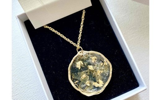 サークルネックレス（ラメ風宗田節入りのレジンアクセサリー）ペンダント ネックレス ハンドメイド作品 カジュアル かわいい アクセント おしゃれ かつお節 個性的 オリジナル 合金メッキ レジン 高知県 高知 土佐清水 故郷納税【R00504】