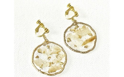 サークルイヤリング（ラメ風宗田節入りのレジンアクセサリー）ハンドメイド作品 イヤリング カジュアル かわいい アクセント おしゃれ かつお節 ソウダブシ 個性的 オリジナル 合金メッキ レジン 高知県 高知 土佐清水 故郷納税【R00502】