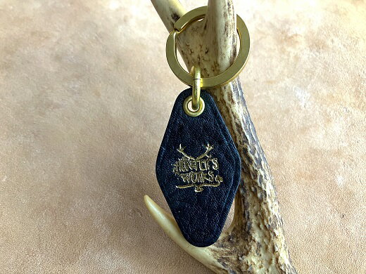 鹿革と真鍮のキーホルダー【紺】（ブランドロゴ入り）革小物 革製品 レザー 刻印キーリング キーホルダー ハンドメイド 手縫い レザークラフト おしゃれ お洒落 植物性タンニン ギフト 高知県 高知 土佐清水 故郷納税 ふるさとのうぜい 返礼品【R00169】