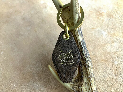 鹿革と真鍮のキーホルダー【焦茶】（ブランドロゴ入り）革小物 革製品 レザー 刻印キーリング キーホルダー ハンドメイド 手縫い レザークラフト おしゃれ お洒落 植物性タンニン ギフト 高知県 高知 土佐清水 故郷納税 ふるさとのうぜい 返礼品【R00170】