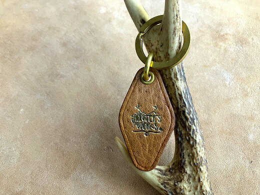 鹿革と真鍮のキーホルダー【茶・無染色】（ブランドロゴ入り）革小物 革製品 レザー 刻印キーリング キーホルダー ハンドメイド 手縫い レザークラフト おしゃれ お洒落 植物性タンニン 高知県 高知 土佐清水 故郷納税 ふるさとのうぜい 返礼品【R00173】