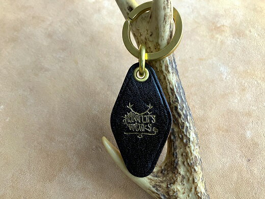 鹿革と真鍮のキーホルダー【黒】（ブランドロゴ入り）革小物 革製品 レザー 刻印キーリング キーホルダー ハンドメイド 手縫い レザークラフト おしゃれ お洒落 植物性タンニン ギフト 高知県 高知 土佐清水 故郷納税 ふるさとのうぜい 返礼品【R00168】