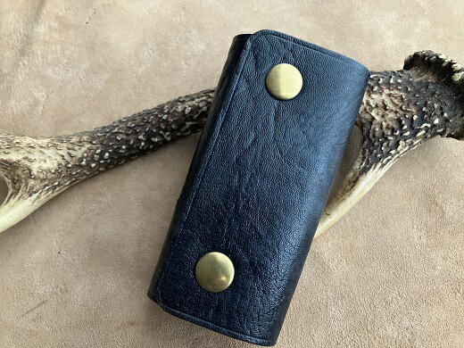 鹿革＆猪革のキーケース（三つ折り式）【紺】レザー 鍵ケース 玄関の鍵 車 かぎ 革小物 革製品 ハンドメイド レザークラフト アクセサリー お洒落 金属 植物性タンニン ギフト プレゼント 鞣し 高知県 高知 土佐清水 故郷納税 ふるさとのうぜい【R00671】