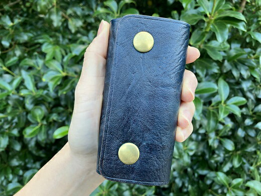 【ふるさと納税】鹿革＆猪革のキーケース（三つ折り式）【紺】レザー 鍵ケース 玄関の鍵 車 かぎ 革小物 革製品 ハンドメイド レザークラフト アクセサリー お洒落 金属 植物性タンニン ギフト プレゼント 鞣し 高知県 高知 土佐清水 故郷納税 ふるさとのうぜい【R00671】 サムネイル2