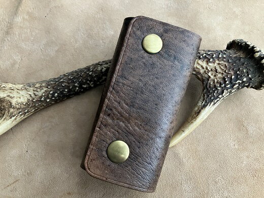 鹿革＆猪革のキーケース（三つ折り式）【焦茶】レザー 鍵ケース 玄関の鍵 車 かぎ 革小物 革製品 ハンドメイド レザークラフト アクセサリー お洒落 金属 植物性タンニン ギフト プレゼント 鞣し 高知県 高知 土佐清水 故郷納税 ふるさとのうぜい【R00672】