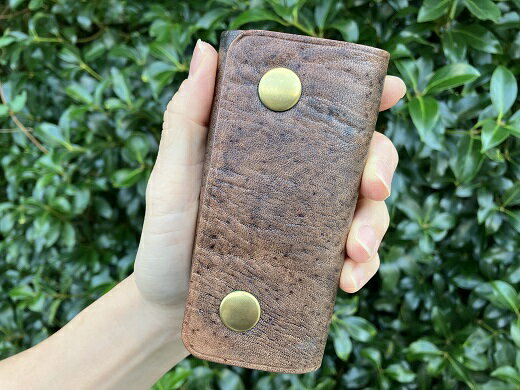 【ふるさと納税】鹿革＆猪革のキーケース（三つ折り式）【焦茶】レザー 鍵ケース 玄関の鍵 車 かぎ 革小物 革製品 ハンドメイド レザークラフト アクセサリー お洒落 金属 植物性タンニン ギフト プレゼント 鞣し 高知県 高知 土佐清水 故郷納税 ふるさとのうぜい【R00672】 サムネイル2