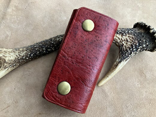 鹿革＆猪革のキーケース（三つ折り式）【赤】レザー 鍵ケース 玄関の鍵 車 かぎ 革小物 革製品 ハンドメイド レザークラフト アクセサリー お洒落 金属 植物性タンニン ギフト プレゼント 鞣し 高知県 高知 土佐清水 故郷納税 ふるさとのうぜい【R00674】