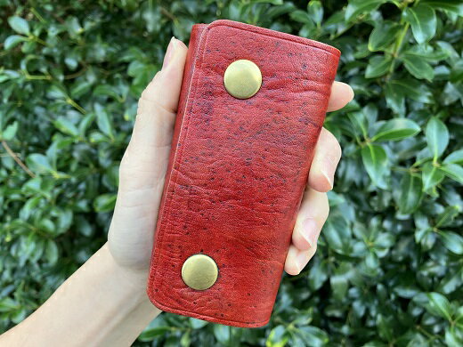 【ふるさと納税】鹿革＆猪革のキーケース（三つ折り式）【赤】レザー 鍵ケース 玄関の鍵 車 かぎ 革小物 革製品 ハンドメイド レザークラフト アクセサリー お洒落 金属 植物性タンニン ギフト プレゼント 鞣し 高知県 高知 土佐清水 故郷納税 ふるさとのうぜい【R00674】 サムネイル2